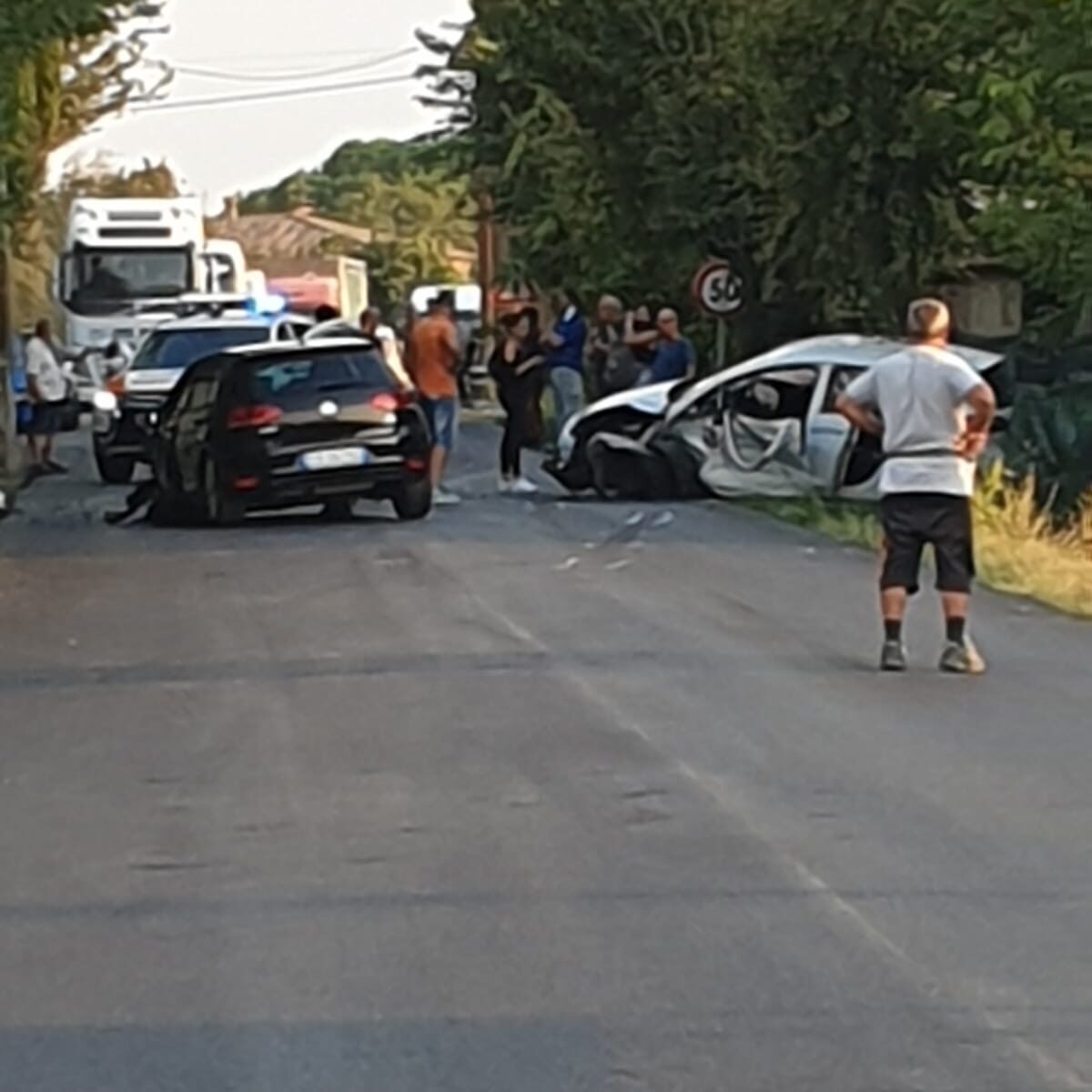 Schianto a Cesa quattro feriti due sono gravi. Strada bloccata