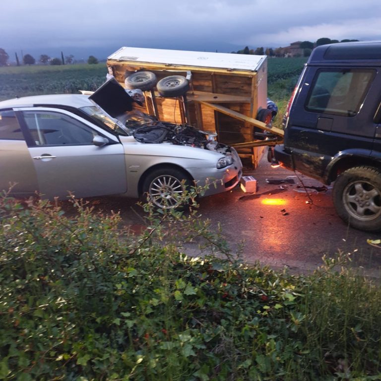 Monte San Savino tampona un auto con carrello 30enne ricoverato