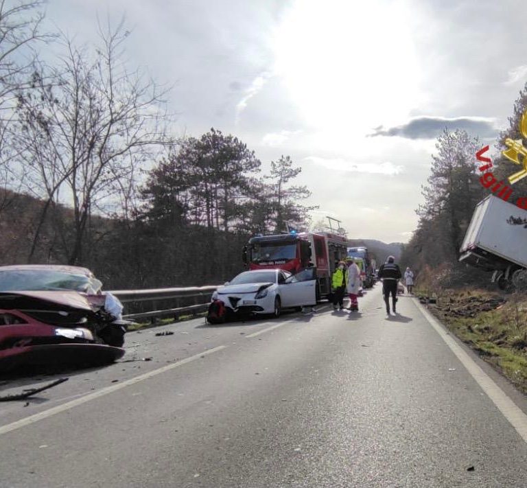 Arezzo spaventoso schianto al Torrino. Scontro auto camion due