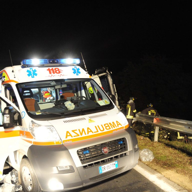 Auto fuoristrada e bambina urtata dallo specchietto. Mattinata di