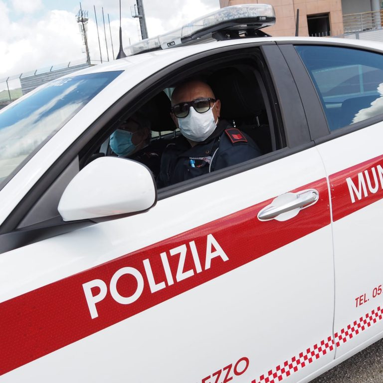 Arezzo scappa dopo l incidente stradale la polizia municipale lo