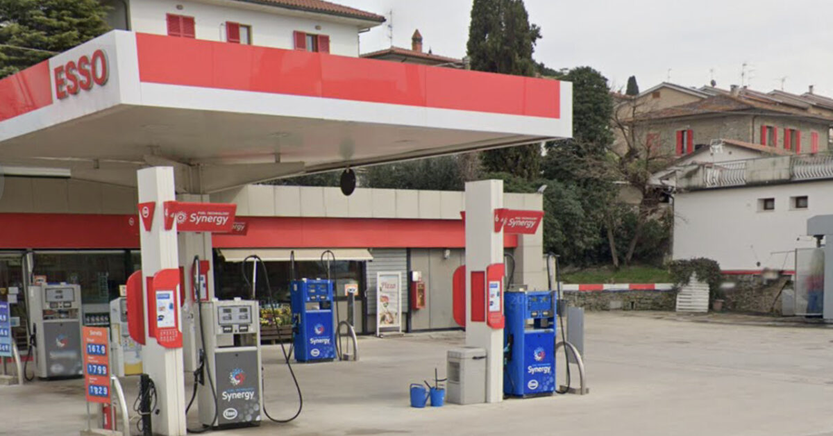 Camucia Colpita La Stazione Di Servizio Esso Ladri Portano Via Sr